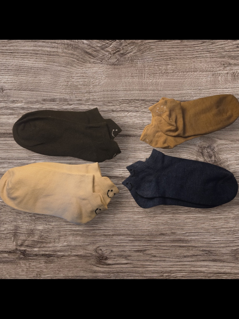 NWOT Low-Cut Smiley Face No-Show Socks - 4-Pack (Black, Navy, Tan, Cream)
